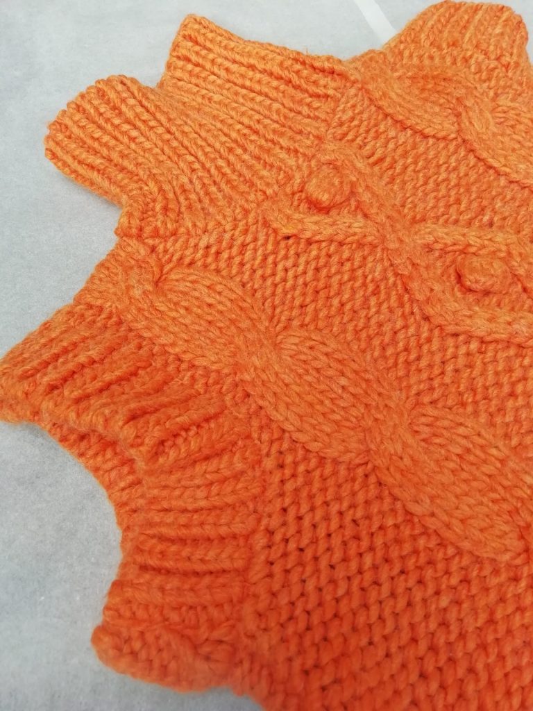 Voici un pull orange des années 70...