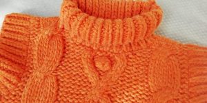 Voici un pull orange, "très années 70", difficile à porter, et en très bon état...