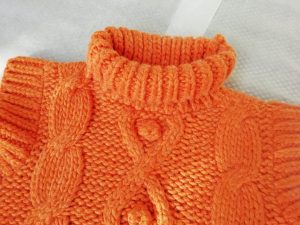 Voici un pull orange, "très années 70", difficile à porter, et en très bon état...
